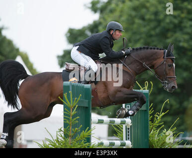 Hickstead, Sussex, UK. 26. Juni 2014. Das Hickstead Derby treffen in ganz England Kurs springen. [Die Bunn Leisure Derby Tankard]. Robert Whitaker [GBR] USA heute Credit Reiten: Action Plus Sport/Alamy Live News Stockfoto