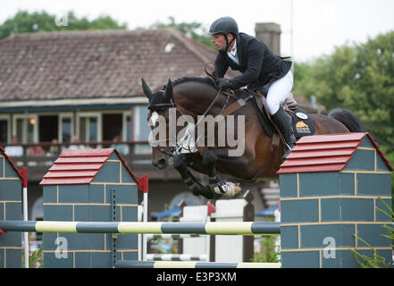 Hickstead, Sussex, UK. 26. Juni 2014. Das Hickstead Derby treffen in ganz England Kurs springen. [Die Bunn Leisure Derby Tankard]. Robert Whitaker [GBR] USA heute Credit Reiten: Action Plus Sport/Alamy Live News Stockfoto