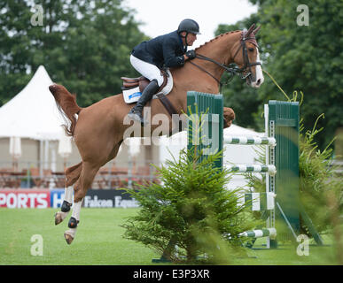 Hickstead, Sussex, UK. 26. Juni 2014. Das Hickstead Derby treffen in ganz England Kurs springen. [Die Bunn Leisure Derby Tankard]. William Funnell [GBR] Reiten Billy Onslow Credit: Action Plus Sport/Alamy Live News Stockfoto