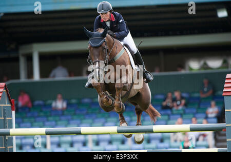 Hickstead, Sussex, UK. 26. Juni 2014. Das Hickstead Derby treffen in ganz England Kurs springen. [Die Bunn Leisure Derby Tankard]. Harriet Nuttall [GBR] Reiten A Touch herrischen Credit: Action Plus Sport/Alamy Live News Stockfoto