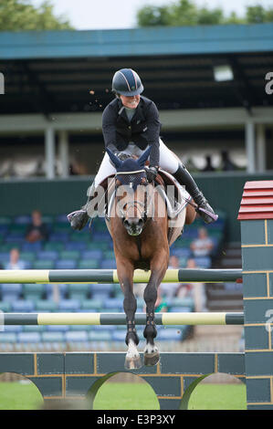 Hickstead, Sussex, UK. 26. Juni 2014. Das Hickstead Derby treffen in ganz England Kurs springen. [Die Bunn Leisure Derby Tankard]. Victoria Gulliksen [noch] Reiten Zovidius R Credit: Action Plus Sport/Alamy Live News Stockfoto