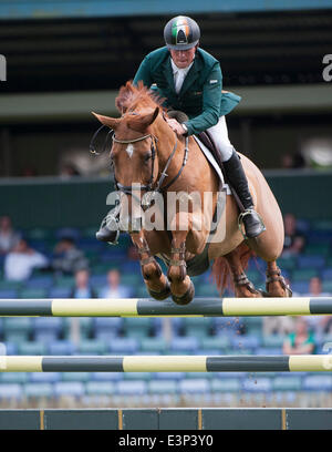 Hickstead, Sussex, UK. 26. Juni 2014. Das Hickstead Derby treffen in ganz England Kurs springen. [Die Bunn Leisure Derby Tankard]. Gerard Clarke [IRL] Reiten Jakes Traum Credit: Action Plus Sport/Alamy Live News Stockfoto