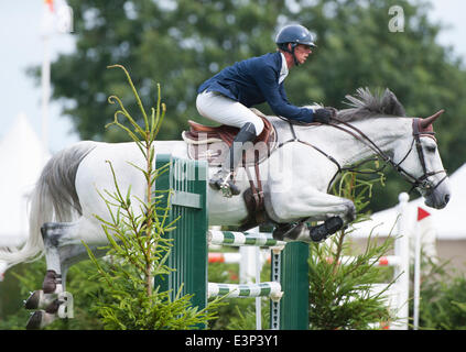 Hickstead, Sussex, UK. 26. Juni 2014. Das Hickstead Derby treffen in ganz England Kurs springen. [Die Bunn Leisure Derby Tankard]. Phillip Miller [GBR] Reiten Caritiar Z Credit: Action Plus Sport/Alamy Live News Stockfoto