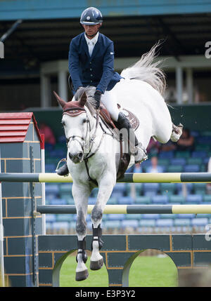 Hickstead, Sussex, UK. 26. Juni 2014. Das Hickstead Derby treffen in ganz England Kurs springen. [Die Bunn Leisure Derby Tankard]. Phillip Miller [GBR] Reiten Caritiar Z Credit: Action Plus Sport/Alamy Live News Stockfoto