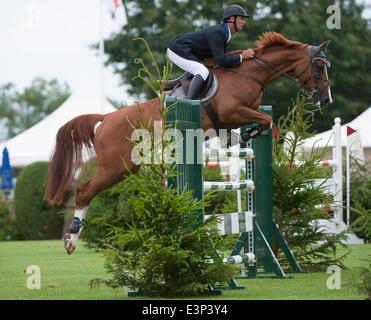 Hickstead, Sussex, UK. 26. Juni 2014. Das Hickstead Derby treffen in ganz England Kurs springen. [Die Bunn Leisure Derby Tankard]. Joao Charlesworth [GBR] Reiten Hartleymanor Venus Credit: Action Plus Sport/Alamy Live News Stockfoto