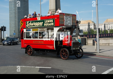 Oldtimerbus AEC K Typ Bus nimmt im Jahr 2014 die Bus-Parade Teil. Es hat gerade erst begonnen, von Albert Embankment Stockfoto