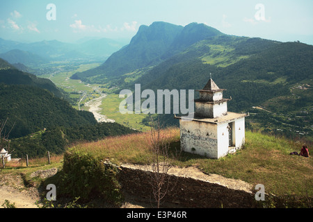 Kleiner Schrein am Stadtrand od Dhampus Dorf auf den Annapurnas Tour trekking-Route. Distrikt Kaski-Nepal. Stockfoto