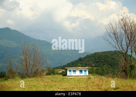 Isoliertes Ferienhaus am Stadtrand von Dhampus Dorf auf den Annapurnas Tour trekking-Route. Distrikt Kaski-Nepal. Stockfoto