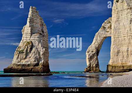 Frankreich, Normandie: Rock-Bögen von Strand von Etretat Stockfoto