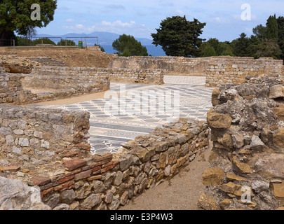 Ruinen der römischen Stadt Empuries, Katalonien, Spanien. Mosaic Etagen eines der größten Häuser in der Stadt. Stockfoto