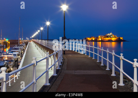 Elizabeth Castle und Marina bei Nacht Stockfoto