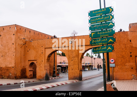 Straße führt durch zwei Bögen als eines der stadttore an der Stadtmauer, Marrakesch, Marokko. Stockfoto