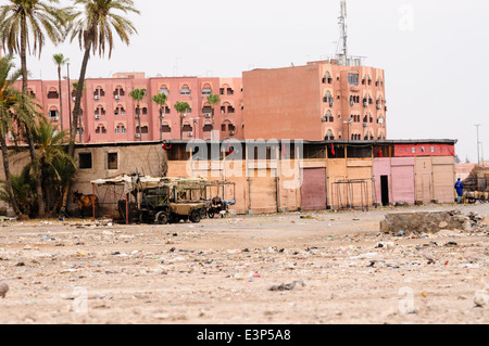 Gebrochene Ziegel- und Abbrucharbeiten Schutt liegen auf Abfall Boden in der inneren Stadt Marrakesch, Marokko. Stockfoto