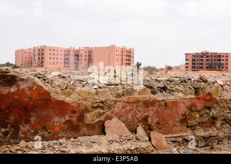 Gebrochene Ziegel- und Abbrucharbeiten Schutt liegen auf Abfall Boden in der inneren Stadt Marrakesch, Marokko. Stockfoto