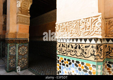 Mosiacs, geschnitzte Mauerwerk diktieren arabischer Poesie außerhalb eines Gebäudes in Marrakesch Stockfoto