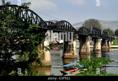 Kanchanaburi, Thaland: Der legendäre Eisenbahnbrücke über den River Kwai, verewigt in dem berühmten Film von David Lean Stockfoto