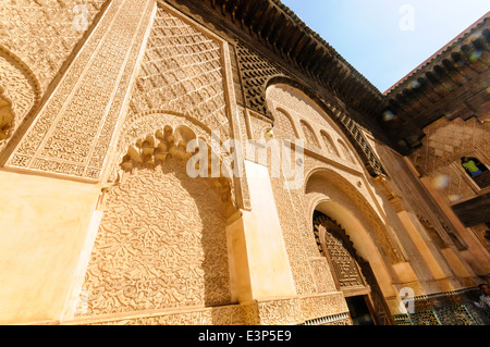 Aufwändig Keramikfliesen und Stuckarbeiten an den Wänden des Museums von Marrakesch, Marokko gemusterten Stockfoto