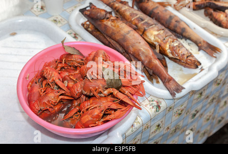 Platte mit roten gekochte Krebse und geräucherten Fisch auf einem Tisch hautnah Stockfoto