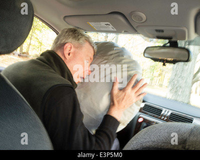 Bereitgestellte Airbag mit männlichen Fahrer, USA Stockfoto