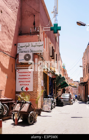 Schild mit der Aufschrift 'Apotheke, Apotheke, Farmacia, Apteke' an einer Apotheke in Marrakesch, Marokko Stockfoto