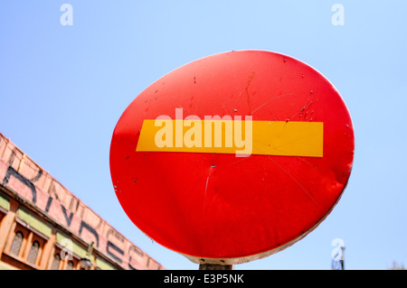 Rote und gelbe kein Eintrag street sign Stockfoto