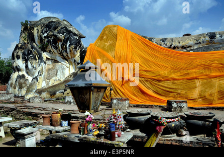 AYUTTHAYA, THAILAND: Angebote befinden sich auf kleinen Tischen vor der große liegende Buddha im Wat Lo Stockfoto