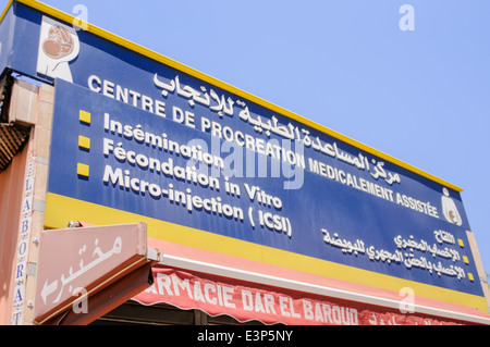 Zeichen außerhalb der IVF In-Vetro Befruchtung Klinik in Französisch und Arabisch in Marrakesch, Marokko Stockfoto