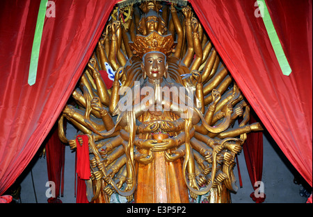 PENGZHOU, CHINA: Guan Yin Buddha (Buddha von einem tausend Augen und Arme) im Dong Yuan Si buddhistischen Tempel Stockfoto