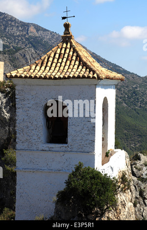Der Glockenturm des Castillo de San José, mittelalterliche Dorf Guadalest, Sierrade Aitana Berge, Costa Blanca, Spanien, Europa Stockfoto