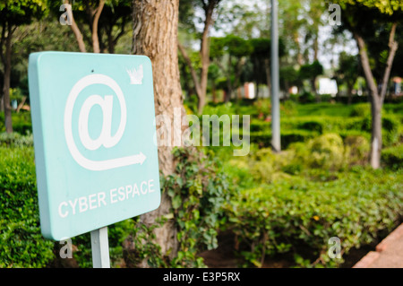 Zeichen für die Cyber Espace ("Cyber Space") im Cyber Parc Arsat Moulay Necul in Marrakesch, Marokko Stockfoto