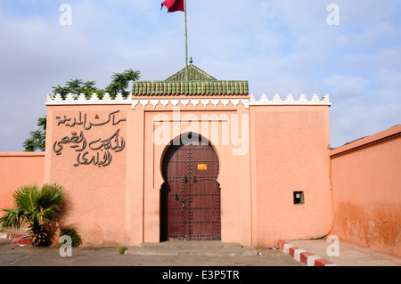 Befestigte Eingang mit großen, schweren Holztür in der Medina, Marrakesch, Marokko. Stockfoto