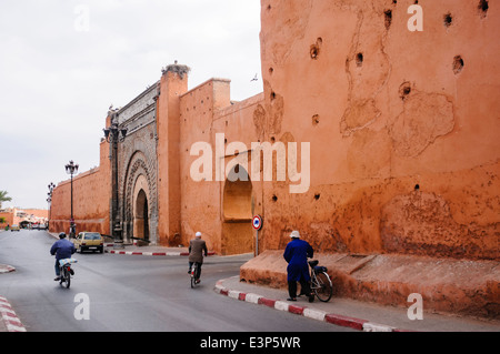 Gate Eingang und rosa Wände Stadtmauer rund um die Altstadt Medina von Marrakesch, Marokko Stockfoto