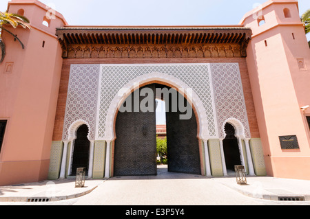 Aufwändige Wiederholung prasselt auf Keramik Mosaik Fliesen um den Eingang des Royal Mansour Hotel, Marrakesch, Marokko. Stockfoto