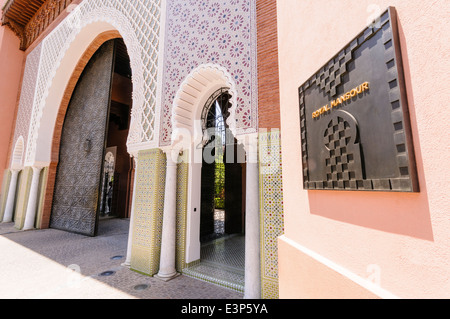 Aufwändige Wiederholung prasselt auf Keramik Mosaik Fliesen um den Eingang des Royal Mansour Hotel, Marrakesch, Marokko. Stockfoto