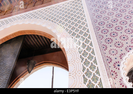 Aufwändige Wiederholung prasselt auf Keramik Mosaik Fliesen um den Eingang des Royal Mansour Hotel, Marrakesch, Marokko. Stockfoto