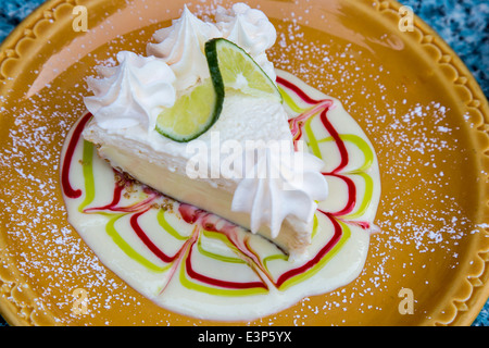 Ein Stück des köstlichen Key Lime Pie in The Key Lime Bistro in Captiva Island, Florida, USA Stockfoto