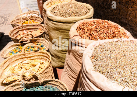 Körbe mit getrockneten Früchten, Nüssen und Getreide auf einem Markt in dem Souq in Marrakesch, Marokko Abschaltdruck Stockfoto