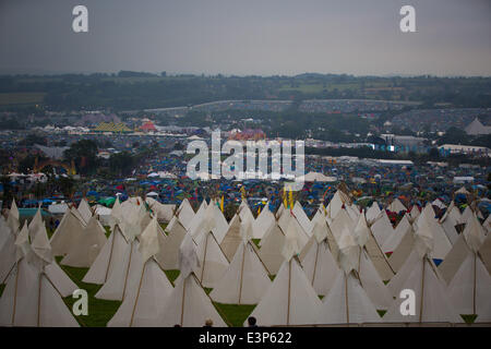 Glastonbury, Somerset, UK. 26. Juni 2014. Festivalbesucher beim Glastonbury Festival 2014 auf würdig Farm in Somerset. Europas größte Festival offiziell am Freitag, 27. Juni beginnt. Bildnachweis: Lloyd/Alamy Live-Nachrichten Stockfoto