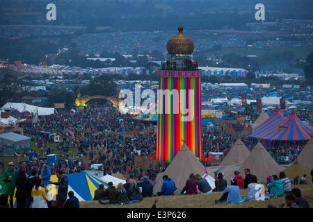 Glastonbury, Somerset, UK. 26. Juni 2014. Festivalbesucher beim Glastonbury Festival 2014 auf würdig Farm in Somerset. Europas größte Festival offiziell am Freitag, 27. Juni beginnt. Bildnachweis: Lloyd/Alamy Live-Nachrichten Stockfoto