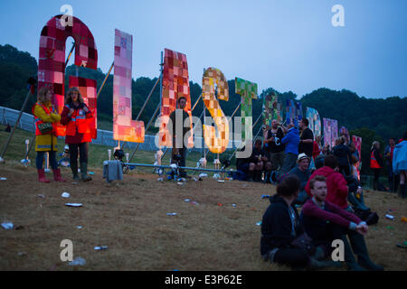 Glastonbury, Somerset, UK. 26. Juni 2014. Festivalbesucher beim Glastonbury Festival 2014 auf würdig Farm in Somerset. Europas größte Festival offiziell am Freitag, 27. Juni beginnt. Bildnachweis: Lloyd/Alamy Live-Nachrichten Stockfoto