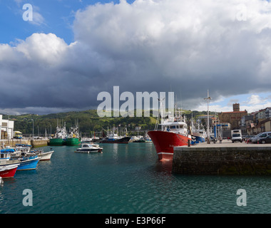 Getaria, Gipuzkoa, Baskisches Land. Geschäftigen Fischereihafen. Spanien hat die größte kommerzielle Fischerei-Flotte in der Europäischen Union. Stockfoto