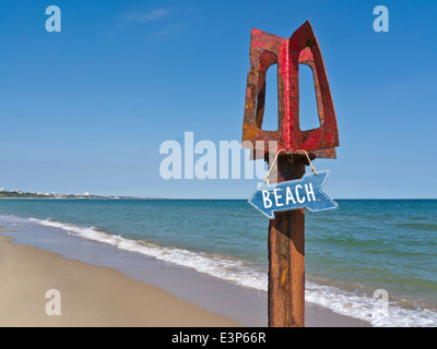 Wasserrand auf Sandbänken an einem perfekten klaren sonnigen Tag mit Strand Schild hängen rustikale verwitterten Metallpfosten Stockfoto