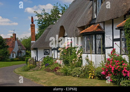 Welford auf Avon in Warwickshire und schwarzen und weißen Häusern mit Strohdächern, etwa in der Mitte des Dorfes. Stockfoto