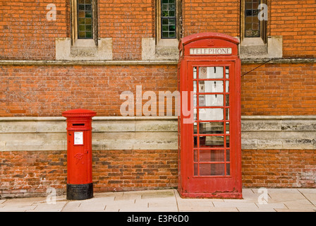 Telefonzelle und Briefkasten, legendäre Gegenstände auf einem britischen Street-Ständer zusammen außerhalb das Royal Shakespeare Theatre in Stratford Stockfoto