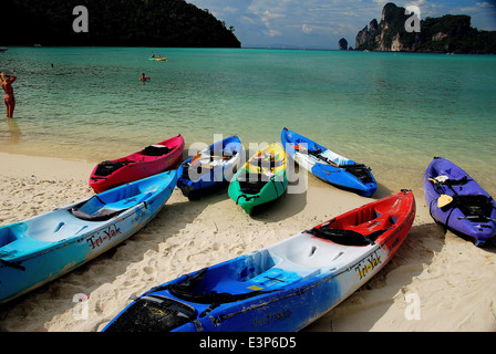 PHUKET, THAILAND: Bunte Kajaks am Strand auf Phi Phi Don Island sitzen * Stockfoto