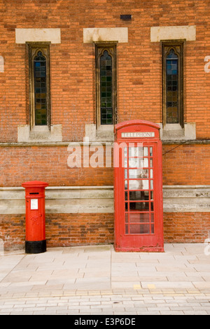 Telefonzelle und Briefkasten, legendäre Gegenstände auf einem britischen Street-Ständer zusammen außerhalb das Royal Shakespeare Theatre in Stratford Stockfoto