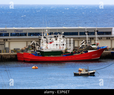 Getaria, Gipuzkoa, Baskisches Land, Spanien. Die geschäftigen kommerziellen Fischerhafen. Ein Fischereifahrzeug bereitet sich auf den Hafen verlassen. Stockfoto