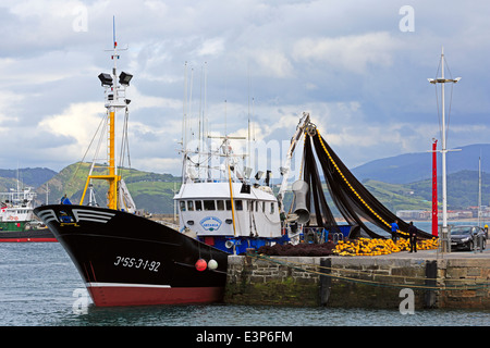 Die Fischerei Trawler in Getaria, Gipuzkoa, Baskenland, Spanien. Fischereifahrzeug bereitet sich auf den geschäftigen kommerzielle Fischereihafen zu verlassen. Stockfoto