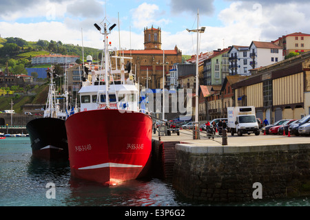 Getaria, Gipuzkoa, Baskisches Land. Kommerzielle Fischerhafen gebucht. Spanien hat die größte kommerzielle Fischerei-Flotte in Europa. Stockfoto