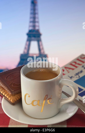 Kaffee und Gebäck im Café Tisch und touristische Reiseführer mit Eiffelturm im Hintergrund Paris Frankreich Stockfoto